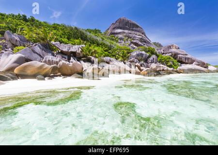 Türkisfarbenes Wasser und Korallenriffe in Anse Source d ' Argent in La Digue, Seychellen Stockfoto