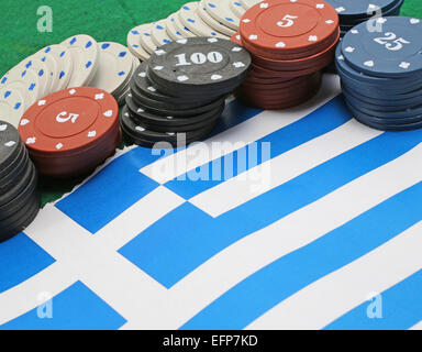 Casino-Chips für Glücksspiele über die Flagge von Griechenland Stockfoto