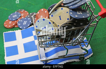 Einkaufswagen voller Casino Jetons über die Flagge Griechenlands zu spielen Stockfoto