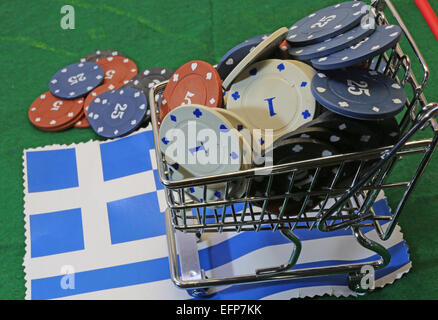 Einkaufswagen voller Casino-Chips über die Flagge Griechenlands zu spielen Stockfoto