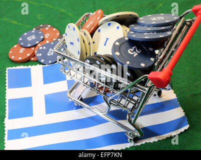 Shopping-Wägelchen voll von Casino-Chips über die Flagge Griechenlands zu spielen Stockfoto