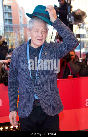 Berlin, Deutschland. 8. Februar 2015. Schauspieler Ian McKellen besucht die Premiere von Mr. Holmes während der 65. Internationalen Filmfestspiele Berlin, Berlinale, am Berlinalepalast in Berlin, Deutschland, am 8. Februar 2015. Foto: Hubert Boesl/Dpa/Alamy Live News Stockfoto