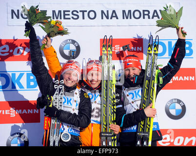 Franziska Hildebrand aus Deutschland, ihr Landsmann Laura Dahlmeier und Veronika Vitkova aus Tschechien, von links nach rechts, feiern am Podium nach 7, 5 km Sprint Frauenlauf beim Biathlon-Weltcup-Event in Nove Mesto Na Morave, Tschechische Republik, Samstag, 7. Februar 2015. (CTK Foto/Lubos Pavlicek) Stockfoto