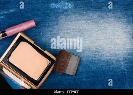 Schönes Bild von Kosmetik auf blaue Jeans, mit Platz für Ihren text Stockfoto