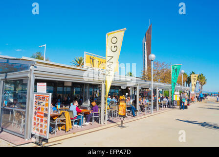 Restaurants und Cafés, Passeig Maritim De La Mar Bella, Poblenou Bereich, Sant Marti, Barcelona, Spanien Stockfoto