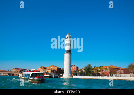 Wasserbus vorbei Faro di Murano, Insel Murano, Venedig, Italien Stockfoto