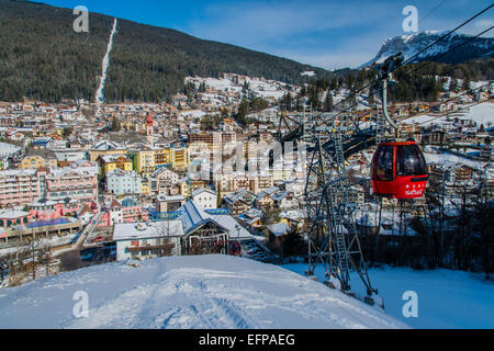 Heben Sie Winter Draufsicht St. Ulrich-St. Ulrich mit Gondelbahn Seiser Alm, Dolomiten, Alto Adige, Südtirol, Italien Stockfoto