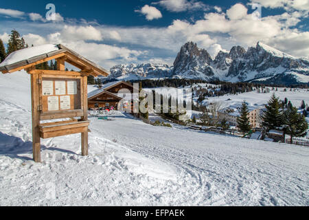 Landschaftlich reizvolle Winter Blick auf Seiser Alm Seiser mit Sassolungo Langkofel im Hintergrund, Dolomiten, Alto Adige Südtirol, Italien Stockfoto