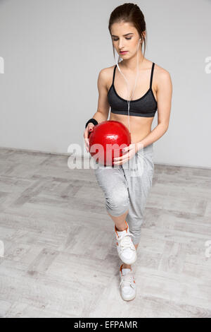 Sport-Frau mit einem Medizinball Stockfoto