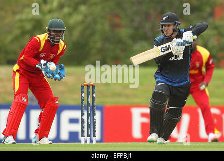 Lincoln, New Zealand. 9. Februar 2015. World Cup warm-up. Nathan McCullum von Neuseeland Wimper mit Regis Chakabva bei Wicketwächter während der ICC Cricket World Cup warm-up-Spiel zwischen Neuseeland V Zimbabwe. Bildnachweis: Aktion Plus Sport/Alamy Live-Nachrichten Stockfoto