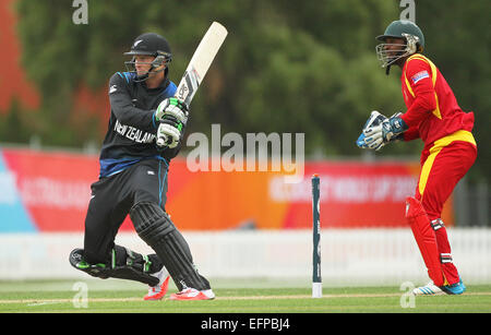 Lincoln, New Zealand. 9. Februar 2015. World Cup warm-up. Martin Guptill von Neuseeland Wimper mit Regis Chakabva von Simbabwe während der ICC Cricket World Cup warm-up-Spiel zwischen Neuseeland V Zimbabwe. Bildnachweis: Aktion Plus Sport/Alamy Live-Nachrichten Stockfoto