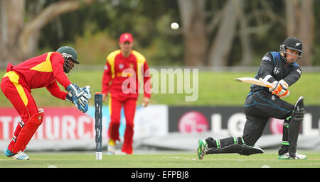 Lincoln, New Zealand. 9. Februar 2015. World Cup warm-up. Tom Latham der New Zealand Regis Chakabva Simbabwe Wicket Warmhalten während des ICC Cricket World Cup Spiel zwischen Neuseeland V Zimbabwe zu zucken. Bildnachweis: Aktion Plus Sport/Alamy Live-Nachrichten Stockfoto