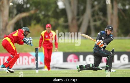 Lincoln, New Zealand. 9. Februar 2015. World Cup warm-up. Tom Latham der New Zealand Regis Chakabva Simbabwe Wicket Warmhalten während des ICC Cricket World Cup Spiel zwischen Neuseeland V Zimbabwe zu zucken. Bildnachweis: Aktion Plus Sport/Alamy Live-Nachrichten Stockfoto