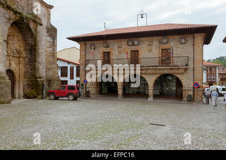 Altes Rathaus und Kirche San Cristobal auf dem Platz der Verfassung Comillas, Kantabrien, Spanien Stockfoto