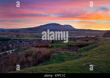 Winter Sonnenuntergang hinter Ingleborough Hill, Yorkshire Dales National Park, UK Stockfoto