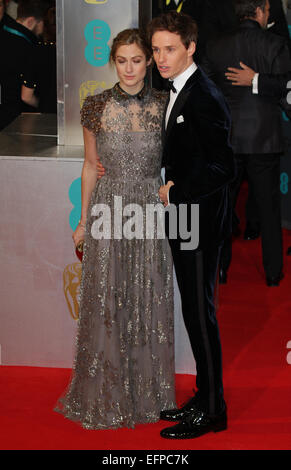 London, UK, 8. Februar 2015: Eddie Redmayne und Hannah Bagshawe besuchen die EE British Academy Film Awards am Royal Opera House in London Stockfoto