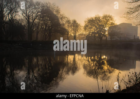 Cardiff, Wales, UK. 9. Februar 2015. UK-Wetter: Cardiff erwachte zum schweren Frost als eine kalten klare Nacht Nebel heute Morgen wich. Bildnachweis: Chris Stevenson/Alamy Live-Nachrichten Stockfoto