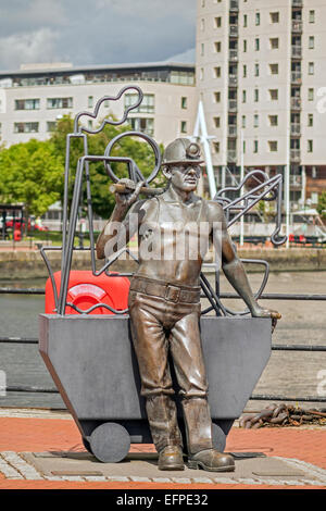 Memorial Statue of Coal Miner Cardiff Bay Glamorgan UK Stockfoto