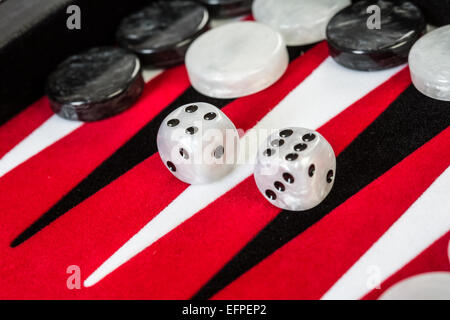 Backgammon-rot an Bord mit Würfeln Stockfoto