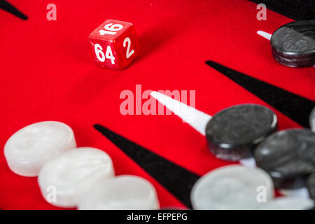 Backgammon-rot an Bord mit Würfeln Stockfoto