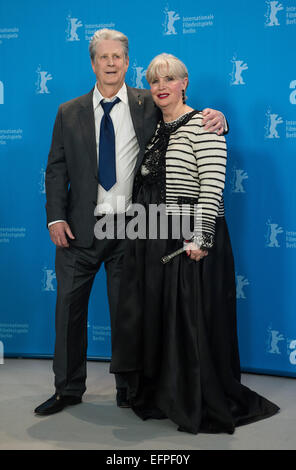 Musiker Brian Wilson (Beach Boys) und Frau Melinda Ledbetter besucht den Fototermin der Liebe & Barmherzigkeit während der 65. Internationalen Filmfestspiele Berlin, Berlinale, im Hotel Hyatt in Berlin, Deutschland, am 8. Februar 2015. Foto: Lukas Schulze/dpa Stockfoto