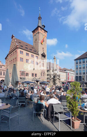Rathaus, Grafeneckart Turm, Straßencafé, Vierroehrenbrunnen Brunnen, Würzburg, Franken, Bayern, Deutschland, Europa Stockfoto