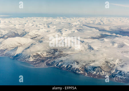 Luftaufnahme von Bergen, Gletschern und Eisfeldern auf der West Küste von Spitzbergen, Svalbard, Norwegen Stockfoto