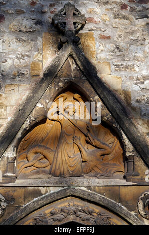 Schnitzen von St George slaying der Drache, Llandaff Kathedrale, Cardiff, Wales, UK. Stockfoto