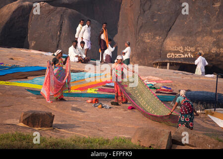 Frau mit ihre Wäsche am Fluss in Hampi, Karnataka, Indien, Asien Stockfoto