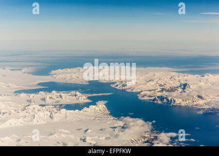 Luftaufnahme von Bergen, Gletschern und Eisfeldern auf der West Küste von Spitzbergen, Svalbard, Norwegen Stockfoto