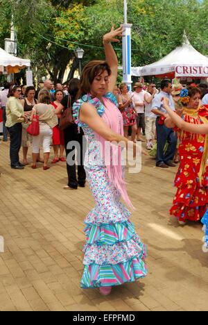 Spanierin Flamenco-Tanz während der Romeria San Bernabe Festival, Marbella, Costa Del Sol, Provinz Malaga, Spanien. Stockfoto