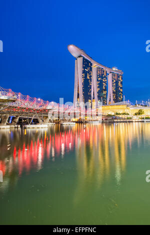 Marina Bay Sands Hotel und Double Helix Bridge bei Nacht, Singapur, Südostasien, Asien Stockfoto