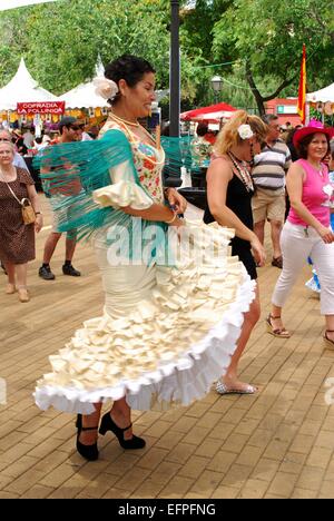 Spanierin Flamenco-Tanz während der Romeria San Bernabe Festival, Marbella, Costa Del Sol, Provinz Malaga, Spanien. Stockfoto