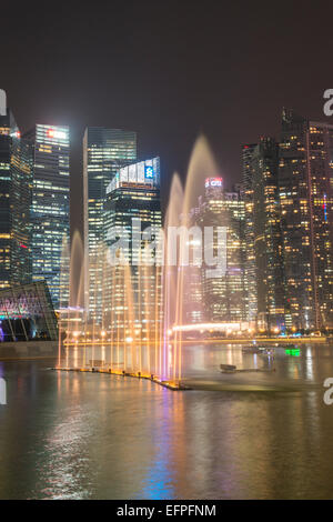 Lightshow vor Innenstadt zentralen Bankenviertel in der Nacht, Singapur, Südostasien, Asien Stockfoto