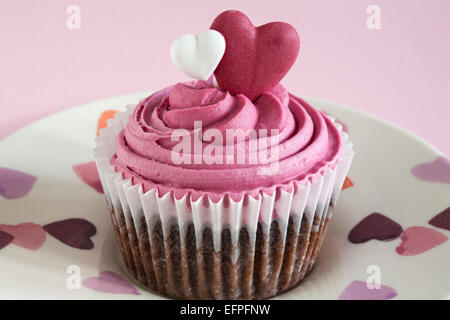 Marks & Spencer süsses Herz Cupcake auf Herzen Platte auf rosa Hintergrund - ideal für Valentinstag, Valentinstag Stockfoto