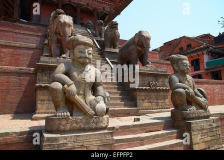 Alte buddhistische Statuen auf Bhaktapur Platz. Kathmandu, Nepal Stockfoto