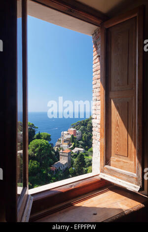 Blick vom Castello Brown Schloss zur Kirche Chiesa San Giorgio, Portofino, Riviera di Levante, Provinz Genua, Ligurien, Italien Stockfoto