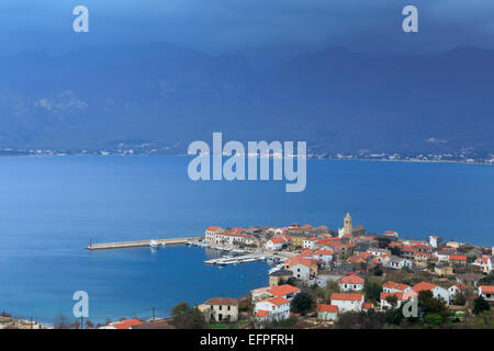 Vinjerac und die Berge des Nationalpark Paklenica, Dalmatien, Kroatien, Europa Stockfoto