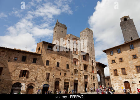 Gebäude und Türme mit Blick auf Piazza della Cisterna, San Gimignano, UNESCO-Weltkulturerbe, Siena, Toskana, Italien, Europa Stockfoto