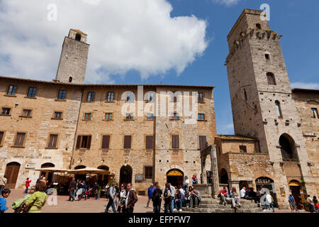 Gebäude und Türme mit Blick auf Piazza della Cisterna, San Gimignano, UNESCO-Weltkulturerbe, Siena, Toskana, Italien, Europa Stockfoto