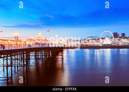 Das Palace Pier (Brighton Pier) in der Abenddämmerung, Brighton, East Sussex, England, Vereinigtes Königreich, Europa Stockfoto