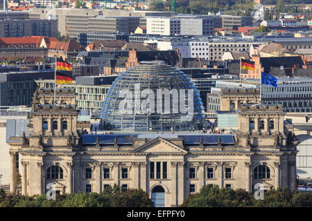 Erhöhten Blick, Reichstag vom Panoramapunkt anzeigen Plattform, Kollhoff Gebäude, Potsdamer Platz, Berlin, Deutschland, Europa Stockfoto