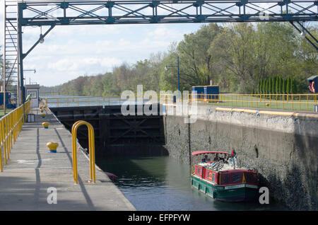 Paket-Boot Richtung Westen in Richtung Buffalo New York Stockfoto