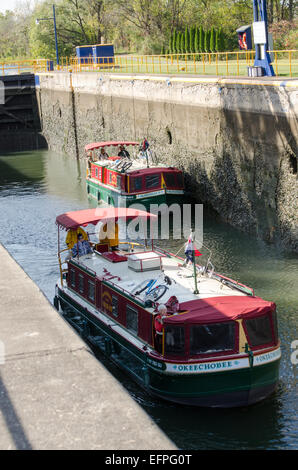 Zwei Eriekanal Paket Boote in Richtung Osten in Richtung Albany New York Stockfoto