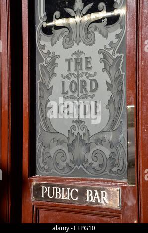 Tür in die öffentliche Bar of The Lord Clyde Kneipe, Clennan Street, Southwark, London, England, UK Stockfoto