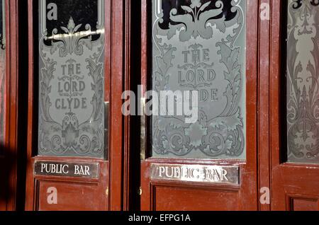 Türen des The Lord Clyde Pub, Clennan Street, Southwark, London, England, UK Stockfoto