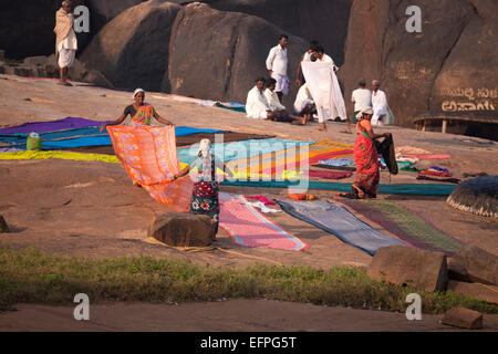 Frau mit ihre Wäsche am Fluss in Hampi, Karnataka, Indien, Asien Stockfoto