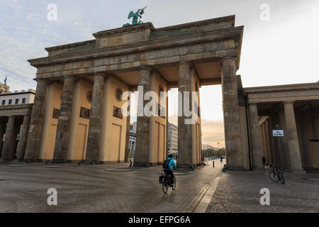 Radfahrer nähert sich das Brandenburger Tor in den frühen Morgenstunden, historische Mitte, Berlin, Deutschland, Europa Stockfoto