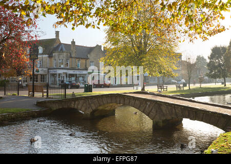 Hohe Straße und Brücke über den River Windrush, Bourton-on-the-Water, Cotswolds, Gloucestershire, England, Vereinigtes Königreich, Europa Stockfoto