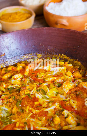 Meeresfrüchte Moqueca, ein traditionelles Gericht der bahianischen, serviert mit Vatapa, Reis und Maniok Farofa, Bahia, Brasilien, Südamerika Stockfoto